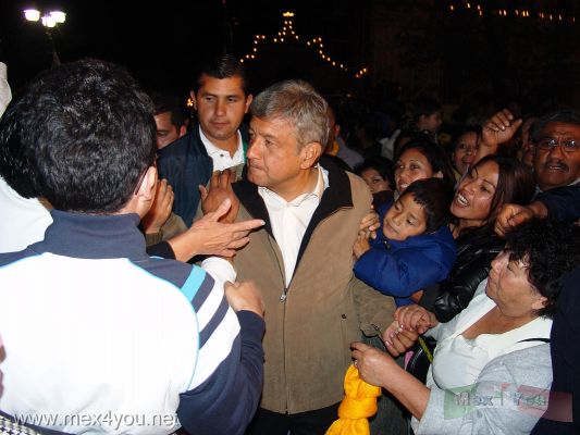 AMLO visita las 16 delegaciones del D.F.(08-08)
Al terminar su discurso toda la gente reunida mostrÃ³ su apoyo y cariÃ±o al Candidato.
Agradecemos las facilidades de Lorena DÃ­az: Coordinadora de Prensa de CoyoacÃ¡n.

When Lopez Obrador finished his speech all the people showed their support to the candidate. 
We give thanks to Lorena Dï¿½az: Press Coordinator from Coyoacan.
Keywords: AMLO visita las 16 delegaciones del D.F.