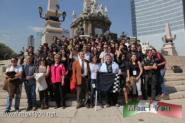 Reto Panasonic (01-02)
En punto de las 11:30 horas de hoy la cineasta Terry FernÃ¡ndez dio el banderazo de salida al primer concurso cinematogrÃ¡fico de la Ciudad de MÃ©xico, el Reto Panasonic, organizado por la SecretarÃ­a de Cultura, el Festival Internacional de Cine en la Ciudad (FICCMÃ‰XICO 2011), Panasonic MÃ©xico, en colaboraciÃ³n con la SecretarÃ­a de Turismo, donde cuatro equipos que ganaron la posibilidad de participar, comenzarÃ¡n a grabar en locaciones de la Ciudad de MÃ©xico un cortometraje de cinco minutos en un lapso de 48 horas.

Pie de foto: Integrantes de los cuatro grupos seleccionados con Fernando Uriegas, director de la ComisiÃ³n de Filmaciones de la SecretarÃ­a de Cultura; Patricia Blasio, subdirectora general del Festival y la cineasta Terry FernÃ¡ndez.

Keywords: panasonic challenge reto angel independencia independence 