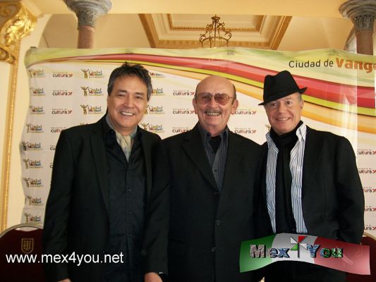 Bohemios de la OTI (03-03)
Los 3 bohemios de la OTI reiteraron el agradecimiento al pÃºblico por la respuesta de su primer concierto, ya que desde ahÃ­ se iniciÃ³ una breve gira en ciudades de provincia como San Luis PotosÃ­, Durango, QuerÃ©taro y Aguas Calientas. 

DespuÃ©s del concierto del Teatro de la Ciudad se presentarÃ¡n en marzo en Valle de Bravo. 

Text & Photo by: Yanin RamÃ­rez. 
Keywords: bohemios oti yoshio sergio esquivel mario pintor teatro ciudad esperanza iris