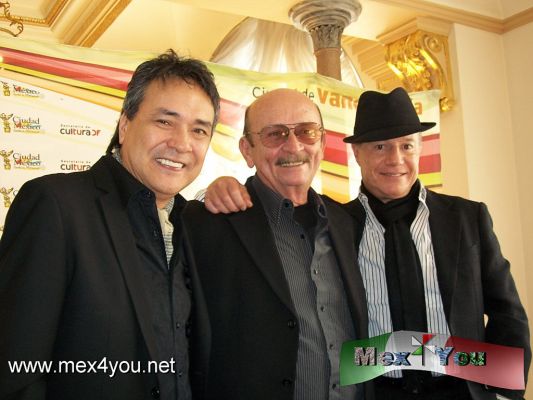 Bohemios de la OTI (02-03)
Yoshio, Sergio Esquivel y Mario Pintor son 3 voces, 3 estilos, 3 bohemios que ofrecerÃ¡n parte de la historia musical emanada del famoso festival OTI.  El concierto constarÃ¡ de 8 canciones de la secciÃ³n bohEmia y un popurrÃ­ resaltando obviamente Sergio Esquivel " Que alegre va MarÃ­a " , Mario Pintor " Mi Ã©xito" , Yoshio " Lo que pasÃ³ pasÃ³" 

Text & Photo by: Yanin RamÃ­rez. 
Keywords: bohemios oti yoshio sergio esquivel mario pintor teatro ciudad esperanza iris