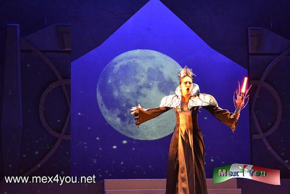 Estreno "La Flauta MÃ¡gica segÃºn Papageno" (02-05)
Una mÃ¡gnifica escenografÃ­a, mezclada con multimedia da una presencia escÃ©nica muy llamativa para la visualizaciÃ³n de los pequeÃ±os del hogar.


Text and Photo by: YanÃ­n RamÃ­rez
Keywords: flauta mÃ¡gica papageno Ã³pera mozart Ã³pera infantil teatro ciudad esperanza iris teatro infantil