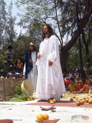 Domingo de Ramos/Palm Sunday :Iztapalapa 2006 05-09
AquÃ­ el actor que encarna a JesÃºs representa su llegada al templo y despide a los mercaderes.

Here the actor who incarnates Jesus represents his arrival the temple and dismisses the merchants. 
Keywords: Semana  Santa Domingo Ramos Palm Sunday Iztapalapa 2006
