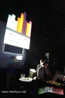 TIM SWEENEY EN DF !! (01-05)
En la Ãºltima dÃ©cada nadie ha contribuido tanto a la difusiÃ³n de la mÃºsica independiente como Tim Sweeney, creador de uno de los programas de radio / podcasts de mayor popularidad en la actualidad, Beats in Space, donde cada martes por la noche se dan cita productores del mas alto calibre para compartir su selecciÃ³n musical con millones de escuchas alrededor del mundo.

Photo by: JesÃºs SÃ¡nchez
Keywords: tim sweeney blue  ciudad mexico city dj 