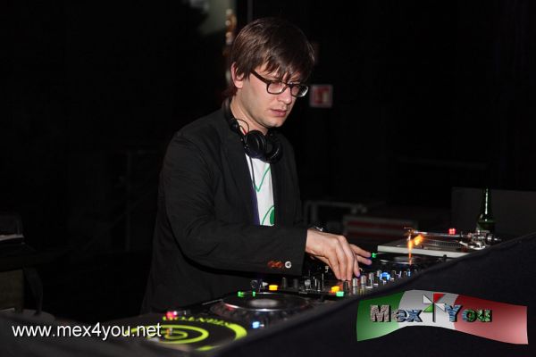 TIM SWEENEY EN DF !! (03-05)
Y cuando el seÃ±or Sweeney se apodera de las tornamesas Â¿quÃ© puede uno esperar? Una verdadera experiencia: Sus viajes musicales cubren cualquier rincÃ³n del espectro, de post punk a techno y todo lo que hay en medio. No por nada, Sweeney es el DJ oficial de DFA records, hogar de LCD Soundsystem, Hercules & Love Affair, The Rapture, The Juan Maclean, etc.




Photo by: JesÃºs SÃ¡nchez
Keywords: tim sweeney blue  ciudad mexico city dj 
