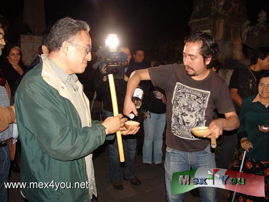 El Mezcal Viaja en Tranvia al PanteÃ³n de San Fernando (03-05)
Los amantes del mezcal aprenden a reconocer la calidad de la bebida por su aroma, pero sobre todo por las burbujas que produce al moverlo, que  hablan de la densidad y contenido alcohÃ³lico, calidad e incluso origen de la producciÃ³n, pues â€œsino hace perla, no es mezcalâ€.
 
Ante la tumba de Ignacio Zaragoza se degusta un mezcal procedente de Puebla, estado de donde surgiÃ³ el nombre de la bebida, que originalmente llevaba un nombre distinto en cada estado donde se producÃ­a, acorde con la lengua de cada lugar.
Keywords: El Mezcal Viaja en Tranvia al PanteÃ³n de San Fernando (05-05)