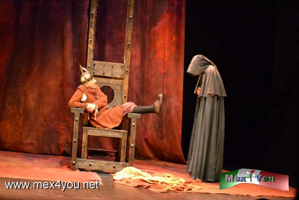 Regresa despuÃ©s de 17 aÃ±os Escorial (02-05)
Un texto estirilazado que invira a realizar una construcciÃ³n artistica y plÃ¡stica muy importante y ahora con la madurez teatral de ambos actores se puede ver de diferente enfoque cada uno de los personajes como el Rey y el BufÃ³n.

Text and Photo by: YanÃ­n RamÃ­rez
Keywords: escorial centro cultural helÃ©nico roberto sosa patricio castillo michel ghelderode