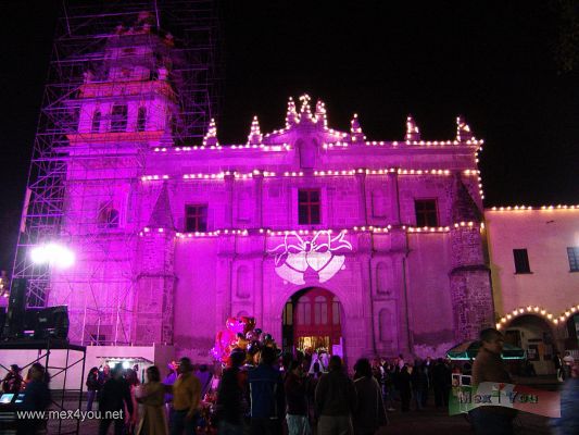 Concierto Navideño en Coyoacán 2005/ Christmas Concert in Coyoacán 2005 (08-08)
La Iglesia de San Juan Bautista era iluminada con luces de distintos colores y motivos navideños. 

The Church of San Juan Baptist was illuminated with lights of different colors and Chrsitmas motifs.
Keywords: Concierto Navideño en Coyoacán 2005/ Christmas Concert in Coyoacán 2005