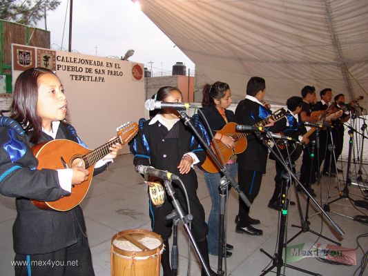 "Callejoneadas"  CoyoacÃ¡n 2006 .
El SÃ¡bado 11 de Febrero en el Barrio de San Pablo Tepetlapa en CoyoacÃ¡n se llevÃ³ a cabo la 6ta " Callejoneada " con estudiantinas, rondallas, tunas, etc.

In Saturday 11th Febryuary in the  San Pablo Tepetlapa neighborhood in the CoyoacÃ¡n delegation was carried out the 6th "Callejoneada" with estudiantinas, rondallas, tunas , etc.

Keywords: Callejoneadas CoyoacÃ¡n 2006