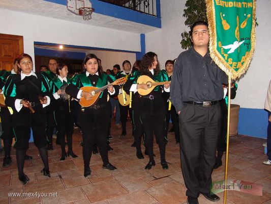 "Callejoneadas"  CoyoacÃ¡n 2006 .
Los grupos musicales eran recibidos por algunos vecinos, los cuales al terminar sus interpretaciones eran agasajados con algunos refrigerios.

The musical groups were received by some neighbors, who offered  some snacks for their beautiful songs.
Keywords: Callejoneadas CoyoacÃ¡n 2006