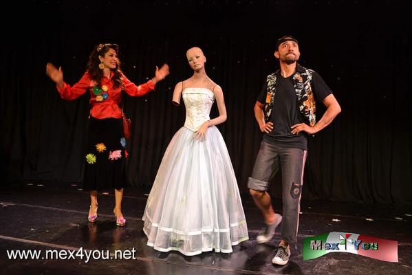 Estreno Lo que queda de Cielo (02-05)
La obra transcurre en una fiesta sorpresa para Cielo, quiÃ©n va a cumplir 15 aÃ±os; pero nunca llega el novio va a buscarla, la madre se temo lo peor y el padrino es el Ãºnico que sabe su paradero.

Text by: YanÃ­n RamÃ­rez                         Photo by: Antonio P.
Keywords: trata de mujeres foro a poco no estreno obra lo que queda de cielo victimarios