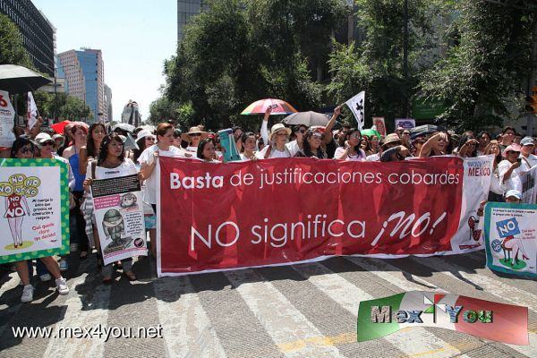 La Marcha de las Putas (02-05)
El Singular nombre de esta marcha se refiere mÃ¡s que a una marcha organizada por sexoservidoras, sino mÃ¡s bien por el modo en que se exigÃ©n los derechos de las mujeres a decidir sobre su sexualidad, derecho a elegir parejas, etc. 

Photo by: JesÃºs SÃ¡nchez
Keywords: marcha putas feminismo equidad genero lucha derechos mujere mujeres 