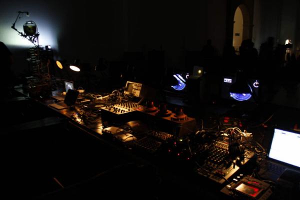 Festival de Artes y Cultura Espacial KOSMICA 2015 (04-05)
Kosmica se desarrolla por medio de tres bloques: Performance y Peliculas en el Cine TonalÃ¡, el Segundo Talleres (ConstrucciÃ³n y DiseÃ±o) y Placticas- Conciertos. En cuÃ¡nto a los talleres el cupo es limitado hasta 15 personas y es para el pÃºblico general.

Text : YanÃ­n RamÃ­rez                    Photo of: Cortesia
Keywords: kosmica 2015 laboratorio arte alameda performances aÃ±o dual del reino unido mÃ©xico
