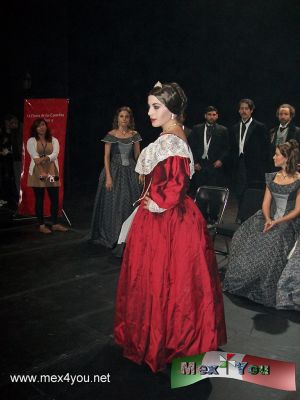 La Dama de las Camelias  (03-05)
El reparto esta integrado por: Mauricio Ochmann, JosÃ© RamÃ³n Berganza, Alejandra MarÃ­n, Alejandra Ambrosi, Fernanda Castillo, Pilar Ixuic Mata, Luis Maggi, Irineo Ãlvarez, Marcos GarcÃ­a, Javier Villegas, Madeleine Sierra y la pianista Deborah Silber. 




Text and Photo by: YanÃ­n RamÃ­rez 
Keywords: dama camelias mauricio ochman