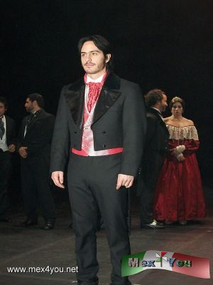 La Dama de las Camelias  (04-05)
Mauricio Ochmann, nos comentÃ³ que Ã©l estaba buscando un proyecto como este ya que le sirve para crecer como actor.


Text and Photo by: YanÃ­n RamÃ­rez 
Keywords: dama camelias mauricio ochman