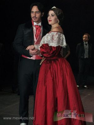 La Dama de las Camelias  (05-05)
Llevan dos meses de ensayo y se tiene una buena relaciÃ³n y armonÃ­a de trabajo con todo los compaÃ±eros.

Text and Photo by: YanÃ­n RamÃ­rez 
Keywords: dama camelias mauricio ochman