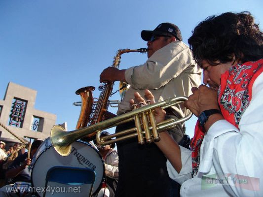 Día de la Virgen de Guadalupe 2005 / " Guadalupe Virgin " day 2005 (04-10)
Los grupos contaban con su propia banda que interpretaba la música de las danzas. 

The groups had their own band, who interpreted the music of the dances.
Keywords: Día de la Virgen de Guadalupe 2005 / " Guadalupe Virgin " day 2005