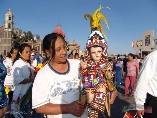 Día de la Virgen de Guadalupe 2005 / " Guadalupe Virgin " day 2005 (07-10)
La gente llevaba a bendecir imágenes del Niño Dios ataviados de Aztecas.

People took to bless images of God wearing Aztec customs. 
Keywords: Día de la Virgen de Guadalupe 2005 / " Guadalupe Virgin " day 2005