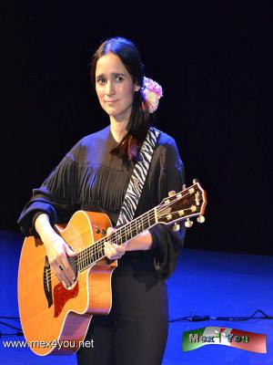 Lanzamiento discogrÃ¡fico "Algo Sucede" de Julieta Venegas (02-05)
El Teatro de la Ciudad "Esperanza Iris" es el marco de la presentaciÃ³n de su nuevo disco que proyecta lo que siente en este momento; consta de 12 melodias.

Text and Photo by: YanÃ­n RamÃ­rez
Keywords: julieta venegas nuevo disco algo sucede teatro de la ciudad lanzamiento disco de venegas conciertos julieta venegas