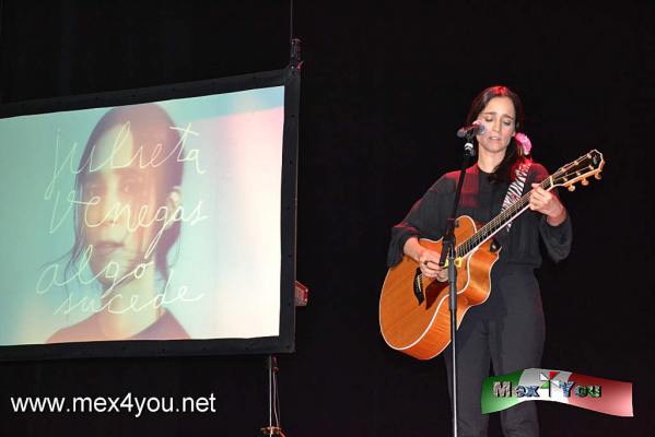 Lanzamiento discogrÃ¡fico "Algo Sucede" de Julieta Venegas (04-05)
El Disco son producidos en Argentina por el arreglista Gerardo Horacio LÃ³pez, â€œCachorro LÃ³pezâ€, y en MÃ©xico por Yamil Rezc, productor independiente con el que ya ha trabajado anteriormente.


Text and Photo by: YanÃ­n RamÃ­rez
Keywords: julieta venegas nuevo disco algo sucede teatro de la ciudad lanzamiento disco de venegas conciertos julieta venegas