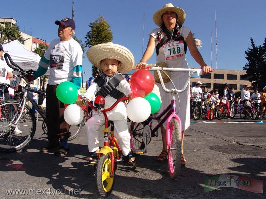 Paseo Ciclista de la Revolución Mexicana/ Mexican Revolution Cycling Stroll (04-07)
Algunos de los participantes asistían con  sus niños.

Some of the participants attended with their kids.
Keywords: Paseo Ciclista de la Revolución Mexicana/ Mexican Revolution Cycling Stroll