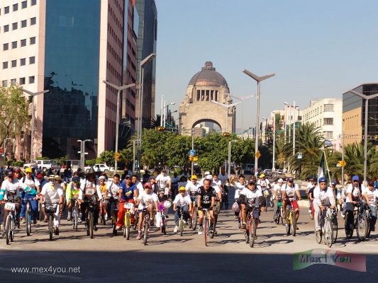 Paseo Ciclista de la Revolución Mexicana/ Mexican Revolution Cycling Stroll (06-07)
Causando admiración entre la gente, el paseo se llevó a cabo sin ningún inconveniente.

Causing admiration between people, the stroll was carried out without troubles.
Keywords: Paseo Ciclista de la Revolución Mexicana/ Mexican Revolution Cycling Stroll