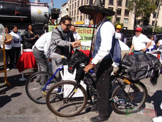 Paseo Ciclista de la Revolución Mexicana/ Mexican Revolution Cycling Stroll (07-07)
Al llegar a la meta se premiaron a los participantes mejor disfrazados y se llevó a cabo una rifa.  El próximo    19 de Marzo del 2006 se llevará a cabo El Paseo Ciclista de la Primavera. Le invitamos a asistir, hacer deporte y ganar premios ¡¡¡ .Inscripciones desde las 7 de la mañana en el Monumento a la Revolución.

Arriving at the goal   the participants  better disguised received prizes and a raffle was carried out.  Next March 19th  2006 will be carried out the Spring Cycling Stroll.  We invited you to attend, to make sport and to gain prizes ¡¡¡ Inscriptions from  7 o'clock  in the morning in the  Revolution Monument.
Keywords: Paseo Ciclista de la Revolución Mexicana/ Mexican Revolution Cycling Stroll