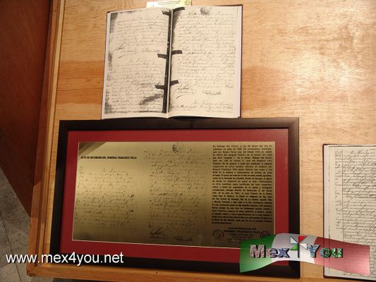  Actas de Matrimonio y DefunciÃ³n de Pancho Villa al Museo de la RevoluciÃ³n (01-04)
omo una acciÃ³n que proyecte la cultura, historia y tradiciÃ³n de Estado de Chihuahua, la tarde de ayer este Gobierno entregÃ³ al Museo Nacional de la RevoluciÃ³n de la SecretarÃ­a de Cultura, las rÃ©plicas en placa de las actas de defunciÃ³n y matrimonios del General Francisco Villa.

 

La entrega fue a cargo de CÃ©sar Fernando RamÃ­rez, Director del Registro Civil de Chihuahua, quien especificÃ³ que los originales son parte del Archivo HistÃ³rico del Registro Civil. Cada paÃ­s, dijo, tiene su propia historia que rebasa a  la  remembranza histÃ³rica, â€œes revivir los orÃ­genes y enorgullecernos de ellos para reconocernos en una memoria comÃºnâ€.



Photo by: Antonio Pacheco 
Keywords: actas matrimonio defuncion pancho villa museo nacional revolucion mexicana