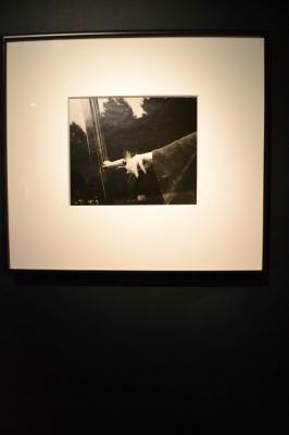 FotÃ³grafa surrealista Lee Miller (03-05)
Lee Miller naciÃ³ en un poblado de Nueva York, su carrera y su vida se estableciÃ³ en Reino Unido y de pasar hacer una modelo de alta costura a convertirse en una fotÃ³grafa que fue capaz de encontar lo maravilloso en lo ordinario y realizar una denuncia a los trÃ¡gicos sucesos de las Guerra.

Text by: YanÃ­n RamÃ­rez                                  Â© Lee Miller Archives, Inglaterra

Pie de Foto:Mano Explotando, perfumeria Guarlain, Paris, FRancia 1931.
Keywords: lee miller museo arte moderno exposiciÃ³n fotÃ³grafa surrealista fotÃ³grafo antony penrose