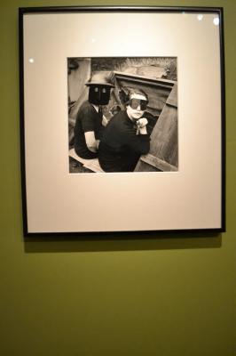 FotÃ³grafa surrealista Lee Miller (04-05)
En las 97 obras de lo largo de la exposiciÃ³n creÃ³ que el lente analÃ­tico serÃ­a las que se encuentran en el 5to. npucleo la LiberaciÃ³n de Europa, donde se incluye el periodo en el que cubriÃ³ los Ãºltimos bombardeos, la apertura de los campos de concentraciÃ³n visitando sÃ³lo dos: Buchenwald y Dochau. 

Text by: YanÃ­n RamÃ­rez                                    Â© Lee Miller Archives, Inglaterra

Pie de Foto:MÃ¡scaras antifuego, Downshire-Hill, Londres Inglaterra, 1941
Keywords: lee miller museo arte moderno exposiciÃ³n fotÃ³grafa surrealista fotÃ³grafo antony penrose
