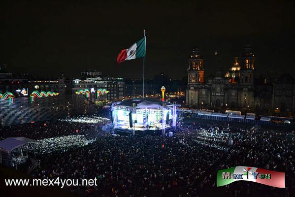 El Grito de Independencia 2015 (03-08)
La seguridad para arribar al ZÃ³calo de la Ciudad de MÃ©xico era muy estricta, ya que despuÃ©s de pasar 3 revisiones manuales por parte de la policÃ­a del Distrito Federal al final se tenÃ­a una banda de rayos x como punto final para acceder al zÃ³calo convertido en sala de conciertos. 

Photo & Text by: Antonio Pacheco 
Keywords: grito independencia fiestas patrias mexico viva zocalo ciudad mexico 2015