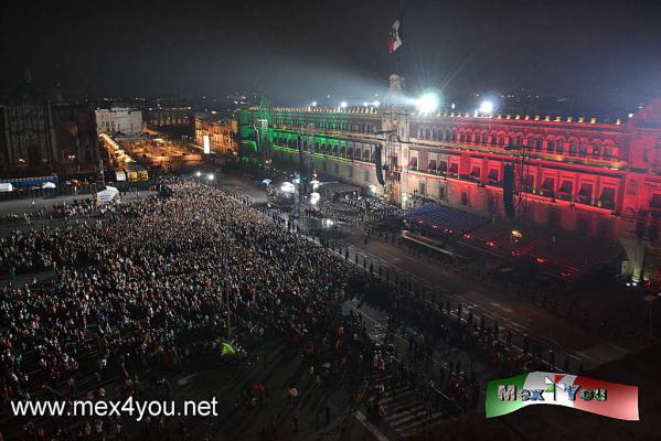 El Grito de Independencia 2015 (04-08)
A las 23 horas despuÃ©s de que terminÃ³ su participaciÃ³n la Arrolladora Banda LimÃ³n se dispuso una interpretaciÃ³n de tambores y trompetas a cargo de la SecretarÃ­a de la Defensa Nacional  para despuÃ©s dar inciÃ³ el famoso grito a cargo de PeÃ±a Nieto en su tercer participaciÃ³n en este evento. 

Photo & Text by: Antonio Pacheco 
Keywords: grito independencia fiestas patrias mexico viva zocalo ciudad mexico palacio nacional 2015