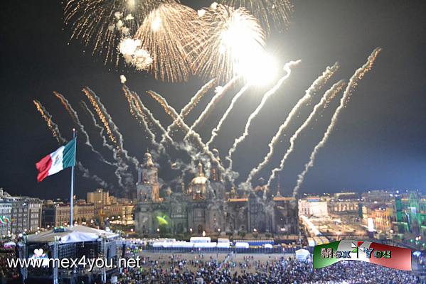 El Grito de Independencia 2015 (05-08)
Al grito de:  Â¡viva Hidalgo!, Â¡viva Morelos!, Â¡viva Josefa Ortiz de DomÃ­nguez!, Â¡viva Allende!, Â¡viva Aldama!, Â¡viva Galeana!, Â¡viva Matamoros!, Â¡viva Guerrero!, Â¡viva la independencia nacional!, Â¡viva MÃ©xico!" los asistentes corearon estos vÃ­tores a nuestros hÃ©roes para despuÃ©s dar inicio a la ya clÃ¡sica demostraciÃ³n de fuegos aritificiales. 

Photo & Text by: Antonio Pacheco 
Keywords: grito independencia fiestas patrias mexico viva zocalo ciudad mexico fuegos artificiales catedral metropolitana 2015