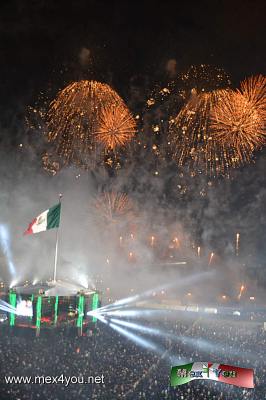 El Grito de Independencia 2015 (08-08)
Para concluir las fiestas patrias de nuestro paÃ­s se espera el ya tradicional desfile militar a cargo de la SecretarÃ­a de la Defensa Nacional, la SecretarÃ­a de Marina y la Secretaria de Fuerza AÃ©rea. 

Photo & Text by: Antonio Pacheco 
Keywords: grito independencia fiestas patrias mexico viva zocalo ciudad mexico fuegos artificiales catedral metropolitana 2015