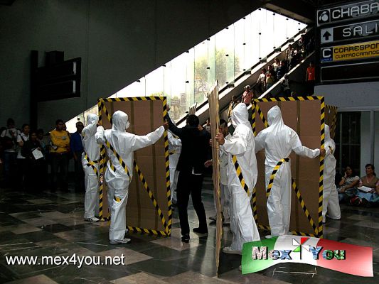 Sexta Muestra de Artes EscÃ©nicas , SubterrÃ¡neo (01-03)
Como parte de la Sexta Muestra de Artes EscÃ©nicas de la Ciudad de MÃ©xico, tiene como novedad " El SubterrÃ¡neo EscÃ©nico" ( Teatro-danza) a partir del 13 al 20 de noviembre. El sistema de transporte colectivo, donde se llevarÃ¡ a cabo las actividades de dicho evento serÃ¡n las estaciones de : Balderas, copilco, tacubaya, Centro MÃ©dico, Universidad, La Raza, Chapultepec y Chabacano. 

Text & photo : YanÃ­n RamÃ­rez 
Keywords: sexta muestra escenicas subterraneo metro subway theater