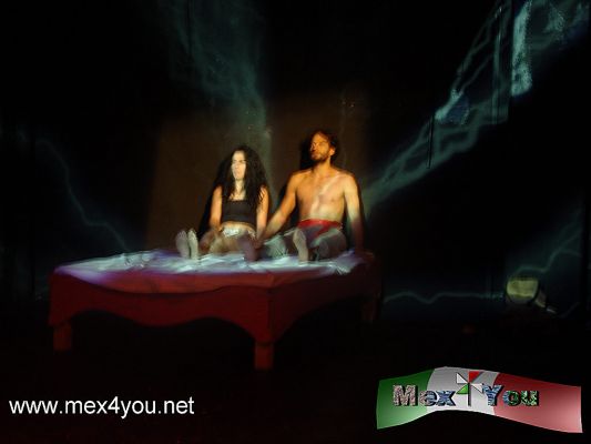 Sexta Muestra de Artes EscÃ©nicas " La Cama" (02-04) 
Con las Actuaciones de Clo de la Garza y Medin Villatoro. Se trata de la historia de una jÃ³ven que cuenta historias y muestra las etapas que tiene una cama en su vida: miedo, soledad, muerte, violencia, discriminaciÃ³n entre otras. 

Text by: YanÃ­n RamÃ­rez,  Photo by: Antonio Pacheco 
Keywords: sexta muestra artes escenicas la cama teatro vizcainas performance teatro