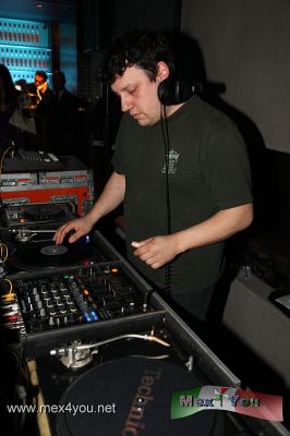 Nissan Crossovers presenta al DJ Mike Simonetti (04-05)
Mike Simonetti hizo vibrar a los asistentes con su mÃºsica y nos hizo confirmar la calidad de su tÃ©cnica de DJ. 
Keywords: nissan crossovers dj mike simonetti autos cars auto car musica