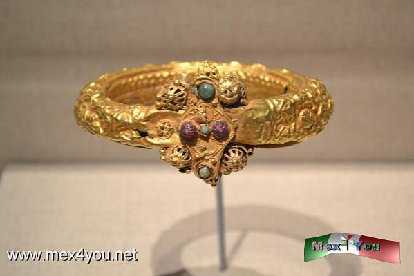 Arte IslÃ¡mico de los siglos VII hasta XIX (02-05)
 Las obras reunidad son procedentes de territorios como: Marruecos, Siria, IrÃ¡n, Irak, Egipto, EspaÃ±a, TurquÃ­a y AfganistÃ¡n.

pie de foto: Brazalete plata con baÃ±o de oro e inscrustaciones 
                  Egipto o Siria, siglo XI.

Text and Photo by: YanÃ­n RamÃ­rez 
Keywords: museo ildefonso exposicion temporal arte islÃ¡mico exposiciÃ³n lo terrenal y lo divino