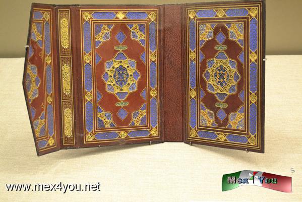 Arte IslÃ¡mico de los siglos VII hasta XIX (04-05)
Podemos admirar piezas dentro del  arte decorativas, caligrafÃ­a, tapetes, manuscritos, hojas de CorÃ¡n, asÃ­ como algunas extraordinarias del llamado CorÃ¡n Azul del siglo IX, hasta llegar a obras de uso cotidiano.

Pie de Foto: EncuadernaciÃ³n IrÃ¡n, siglo XV
                    Piel grabada con oro , cotada y pintada.

Text and Photo by: YanÃ­n RamÃ­rez 
Keywords: museo ildefonso exposicion temporal arte islÃ¡mico exposiciÃ³n lo terrenal y lo divino