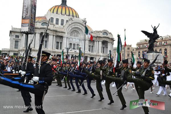 Desfile Militar 2015 (09-14)
Las fuerzas armadas despertaron la admiraciÃ³n , tanto asÃ­ que los asistentes lanzaban piropos a los militares que marchaban por las avenidas de la Ciudad de MÃ©xico. 

Text & Photo by: Antonio Pacheco 
Keywords: desfile militar fuerzas armadas fiestas patrias ciudad mexico marina fuerza aerea 2015