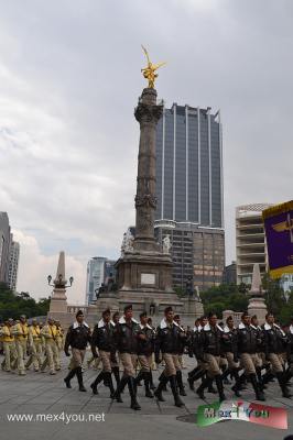 Desfile Militar 2015 (10-14)
En el desfile se pudo observar que las fuerzas armadas no estÃ¡n ajenas a la evoluciÃ³n tecnolÃ³gica y pudimos observar lo mÃ¡s moderno en equipo de transmisiones,  de salvamente, de desactivaciÃ³n de bombas, etc. 

Text & Photo by: Antonio Pacheco 
Keywords: desfile militar fuerzas armadas fiestas patrias ciudad mexico marina fuerza aerea 2015