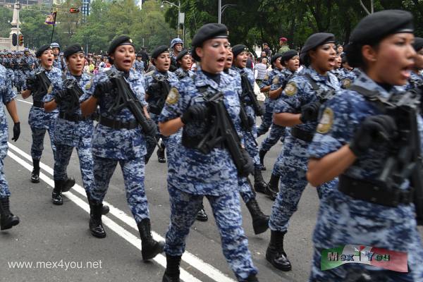 Desfile Militar 2015 (11-14)
En el ambiente se escuchaba la mÃºsica de trompetas, ritmos de tambor y tanto hombres como mujeres entonando los himnos de sus divisiones al ritmo de la marcha. 

Text & Photo by: Antonio Pacheco 
Keywords: desfile militar fuerzas armadas fiestas patrias ciudad mexico marina fuerza aerea 2015