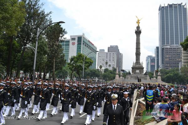 Desfile Militar 2015 (12-14)
La gente pudo estar mÃ¡s cerca de los militares , eso si vigilados por policias del distrito federal que salvaguardaban a los asistentes para evitar algÃºn accidente. 

Text & Photo by: Antonio Pacheco 
Keywords: desfile militar fuerzas armadas fiestas patrias ciudad mexico marina fuerza aerea 2015
