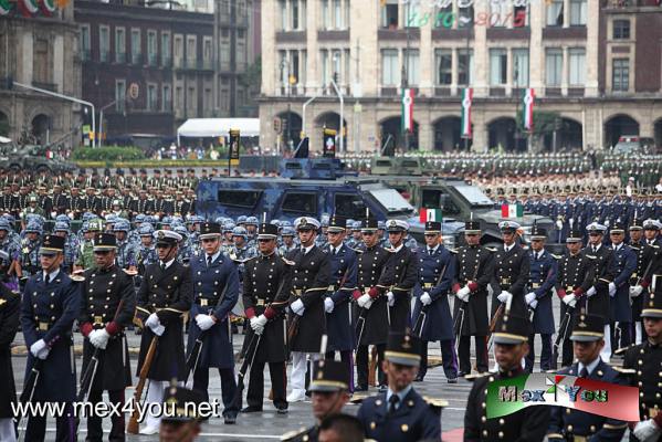 Desfile Militar 2015 (01-14)
El miercoles 16 de septiembrese llevÃ³ a cabo el tradicional desfile militar de las fiestas patrias en una maÃ±ana frÃ­a pero afortunadamente no lluviosa lo que colaborÃ³ para que desde muy temprano las familias estuvieran reunidas en las principales avenidas para observar el desfile. 

Photo by: JesÃºs SÃ¡nchez and text by: Antonio Pacheco 
Keywords: desfile militar fuerzas armadas fiestas patrias ciudad mexico marina fuerza aerea 2015
