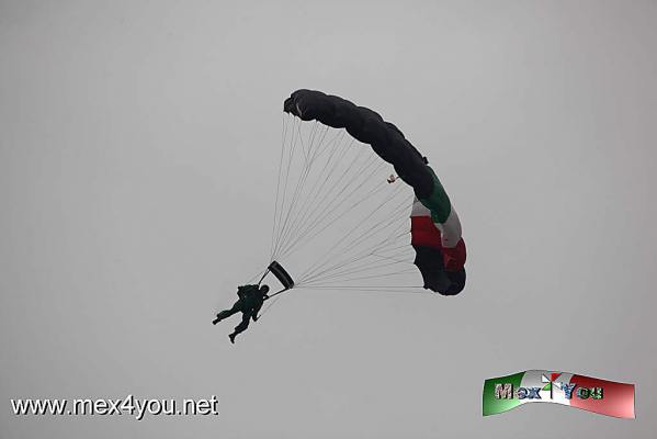 Desfile Militar 2015 (02-14)
Desde las 11 de la maÃ±ana se llevaron actividades en el zÃ³calo de la Ciudad de MÃ©xico con demostraciones aÃ©reas tales como paracaidÃ­stas los cuales despertaron la admiraciÃ³n de los asistentes. 

Photo by: JesÃºs SÃ¡nchez and text by: Antonio Pacheco 
Keywords: desfile militar fuerzas armadas fiestas patrias ciudad mexico marina fuerza aerea 2015