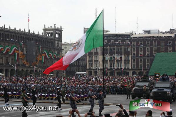 Desfile Militar 2015 (03-14)
En dicho desfile particiapron una bandera monumental, 2 mil 167 elementos de la Fuerza AÃ©rea, 2 mil 827 de la Semar, 6 mil 577 elementos del EjÃ©rcito, 739 de la PF, 10 charros, 90 aeronaves, 339 vehÃ­culos, 14 embarcaciones, 26 canes con una duraciÃ³n de casi dos horas desde que iniciÃ³ en el zÃ³calo hasta el Ãngel de la independencia. 

Photo by: JesÃºs SÃ¡nchez and text by: Antonio Pacheco 
Keywords: desfile militar fuerzas armadas fiestas patrias ciudad mexico marina fuerza aerea 2015