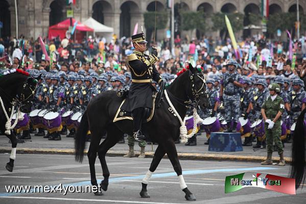 Desfile Militar 2015 (04-14)
El dÃ­a copeerÃ³ para que las familias se reunieran en las inmediaciones del Centro HistÃ³rico para tener el mejor lugar para observar el tradicional desfile.  
Cabe hacer notar que las avenidas como JuÃ¡rez y el Eje Central todavÃ­a presentaban vialidad a las 9 de la maÃ±ana, lo cual hacia un poco peligroso para los transeÃºntes que circulaban por estas avenidas para apartar un lugar. 

Photo by: JesÃºs SÃ¡nchez and text by: Antonio Pacheco 

Keywords: desfile militar fuerzas armadas fiestas patrias ciudad mexico marina fuerza aerea 2015