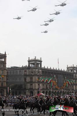 Desfile Militar 2015 (05-14)
Las aeronaves recorrÃ­an el cielo del centro histÃ³rico entre jets, helicopteros , etc que  pasaban cerca  de las edificaciones para despertar la admiraciÃ³n de los mexicanos ahÃ­ reunidos. 

Photo by: JesÃºs SÃ¡nchez and text by: Antonio Pacheco 
Keywords: desfile militar fuerzas armadas fiestas patrias ciudad mexico marina fuerza aerea 2015