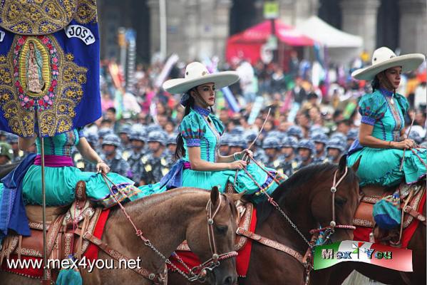 Desfile Militar 2015 (06-14)
La belleza y valentÃ­a de las mujeres mexicanas estuvieron presentes durante todo el desfile ya que las mujeres militares enarbolaban la banderea con orgullo mostrando que ha habido una igualdad de gÃ©nero en las fuerzas armadas para beneficio del paÃ­s. 

Photo by: JesÃºs SÃ¡nchez and text by: Antonio Pacheco 
Keywords: desfile militar fuerzas armadas fiestas patrias ciudad mexico marina fuerza aerea 2015
