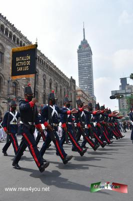 Desfile Militar 16 de Septiembre 2021 (02-07)
En esta ocasión la gente pudo asistir a este tradicional desfile que desde las 8 de la mañana se establecía en las principales avenidas para apartar su lugar para apreciar mejor el Desfile Militar.  Así pues avenidas como la 5 de Mayo, Eje Central, ya qye en esta ocasión el desfile tomó la Avenida Hidalgo en lugar de la Avenida Juárez, ya que esta bloqueada por manifestantes con casas de campaña.  



Photo & Text by: Antonio Pacheco
Keywords: desfile militar 16 septiembre 2021 sedena marina fuerza aerea fiestas patrias cdmx
