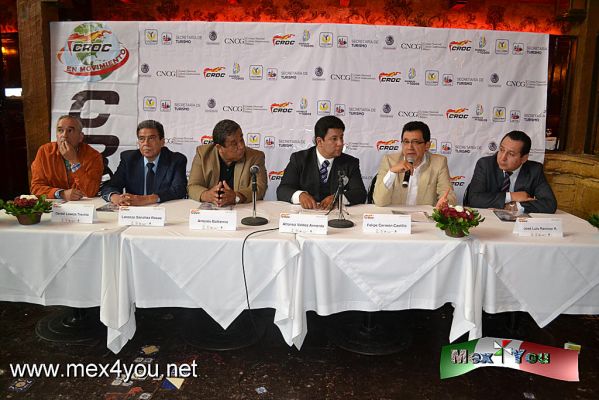 Anuncio "Carrera de Meseros mÃ¡s grande del Mundo" (04-05)
AcompaÃ±ado de Alfonso VadÃ©s Armenta, Director General del Consejo Nacional de Cultura GastronÃ³mica, Victor Hugo Rodriguez, mencionÃ³ que este sereÃ¡ un buen aÃ±o para la gastronomÃ­a ya que se maravillÃ³, por la excelente convocatoria de medios de comunicaciÃ³n impresos y electrÃ³nicos. 

La carrera de meseros se dividirÃ¡ en clasificaciÃ³n femenina y masculina; las personas que deseen participar deberÃ¡n inscribirse en el sitio www.festivaldelchef.com.mx , cabe seÃ±alar que a los tres primeros lugares se les premiarÃ¡ con dinero en efectivo, hospedajes y cortesÃ­as de alimentos en restaurantes. 

Text & Photo by: Antonio Pacheco 
Keywords: carrera meseros mundo record guinness editorial agueda virro borja consejo nacional cultura gastronomica festival chef